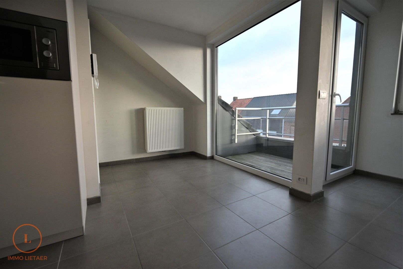 Nieuw appartement met veel lichtinval, 2 terrassen en een voorziene keuken op een centrale ligging in Wervik. foto 3