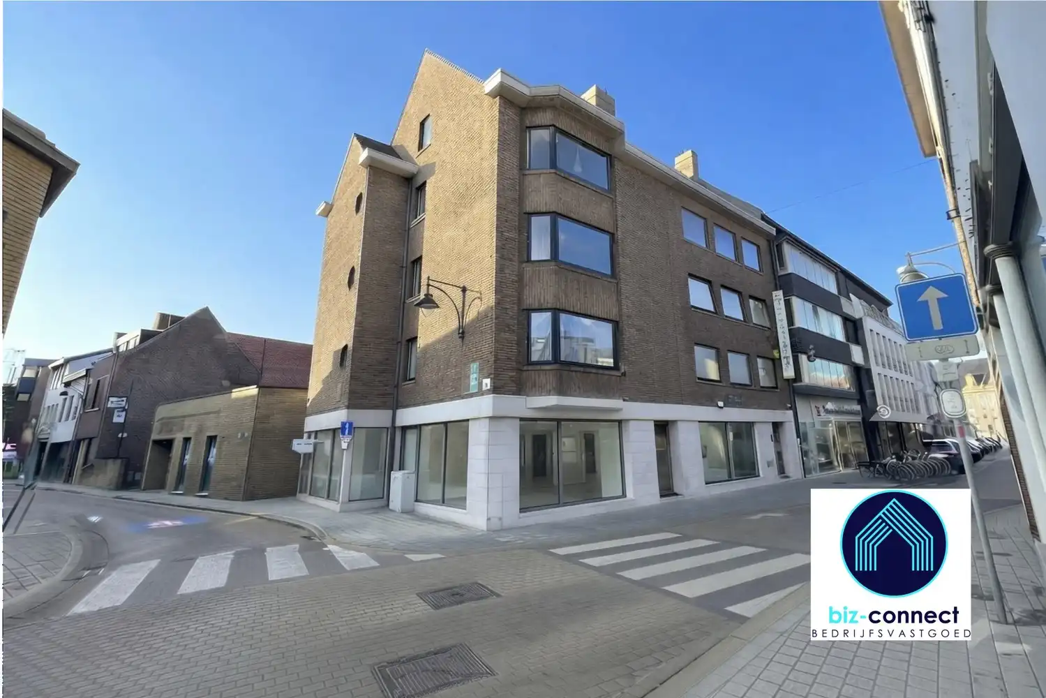 te huur Maldegem | winkel- of kantoorruimte op een TOP-locatie met 100% zichtbaarheid. foto {{pictureIndex}}