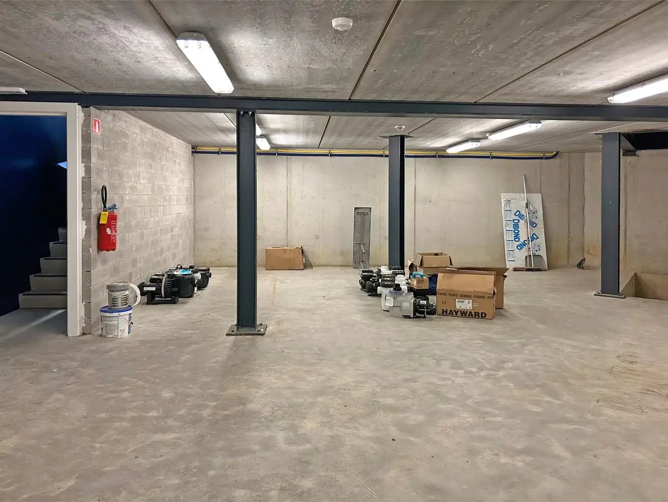 Modern en lichtrijk handelspand/kantoor met magazijn (300m²) te huur in Wijnegem! foto 6