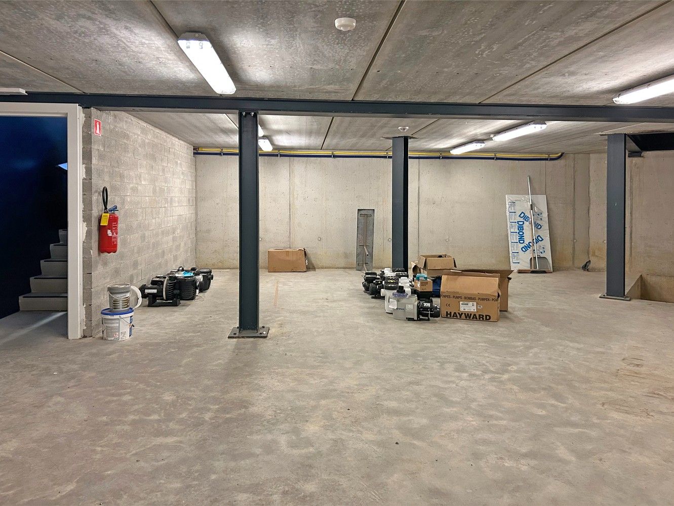 Modern en lichtrijk handelspand/kantoor met magazijn (300m²) te huur in Wijnegem! foto 6