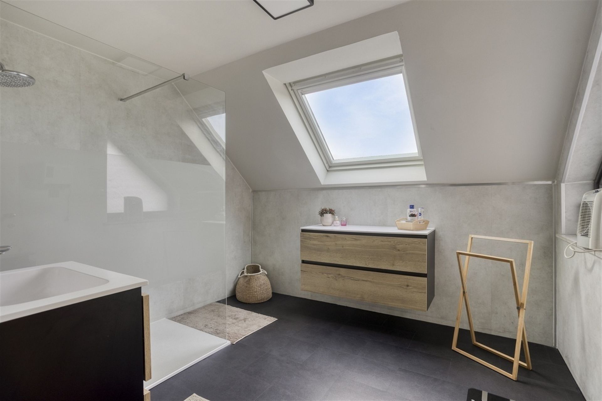 VERKOCHT!!!!   Riante Woning met 4 Slaapkamers foto 18