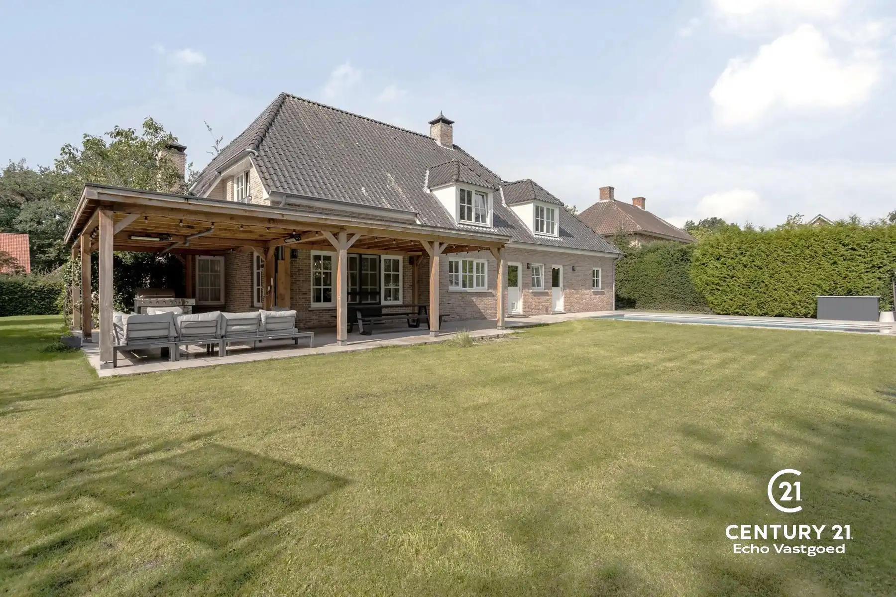 Ruime, gerenoveerde, energiezuinige villa met zwembad foto 2