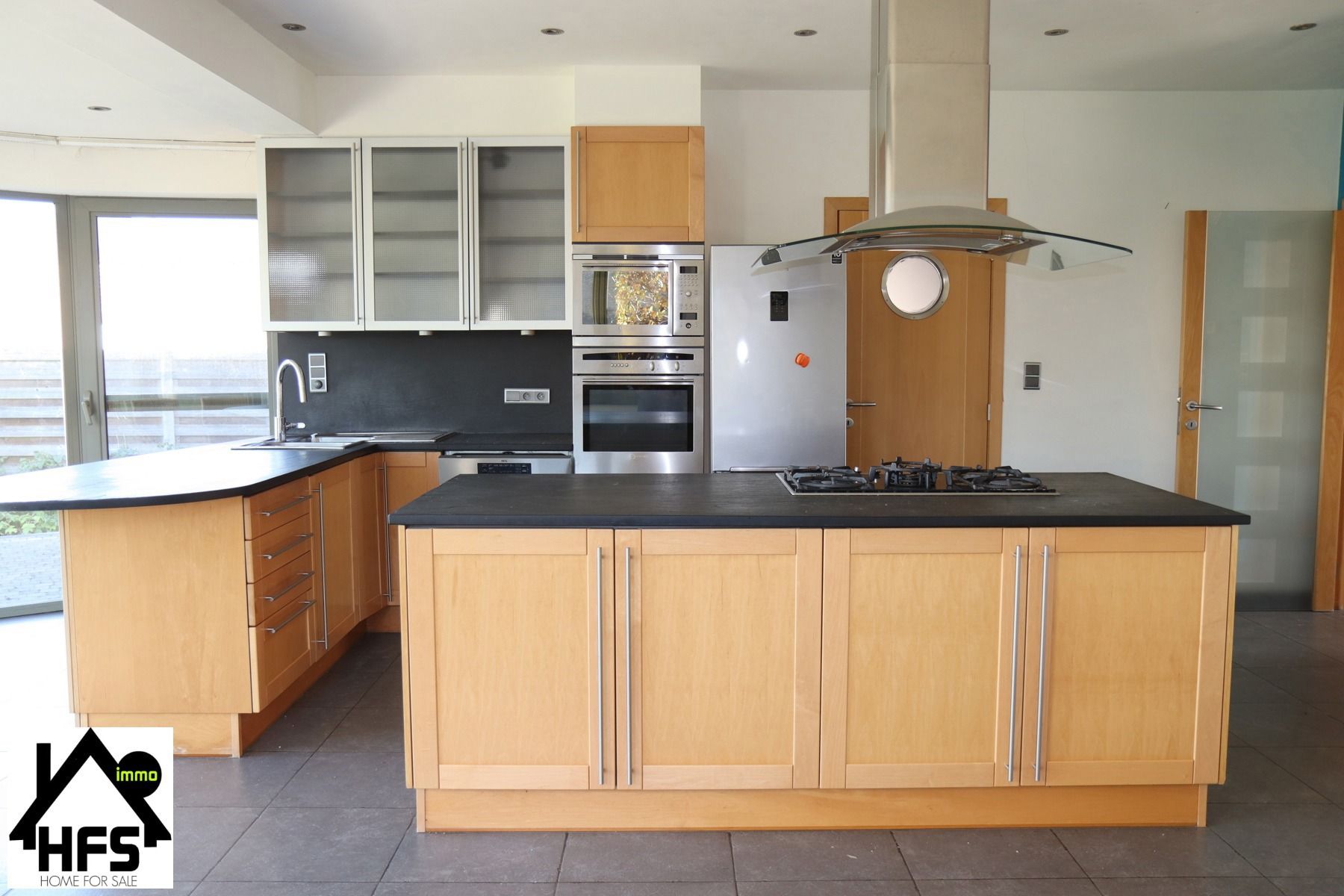 Ruime op te frissen villa met zicht op de weides met tof bijgebouw foto {{pictureIndex}}