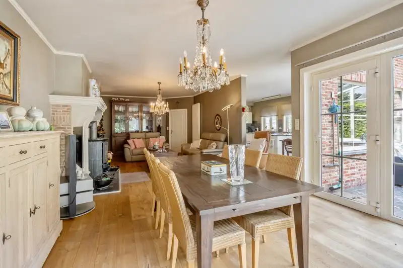 Luxueuze, halfopen bebouwing met 3 slaapkamers, inpandige garage en een prachtige tuin foto 8