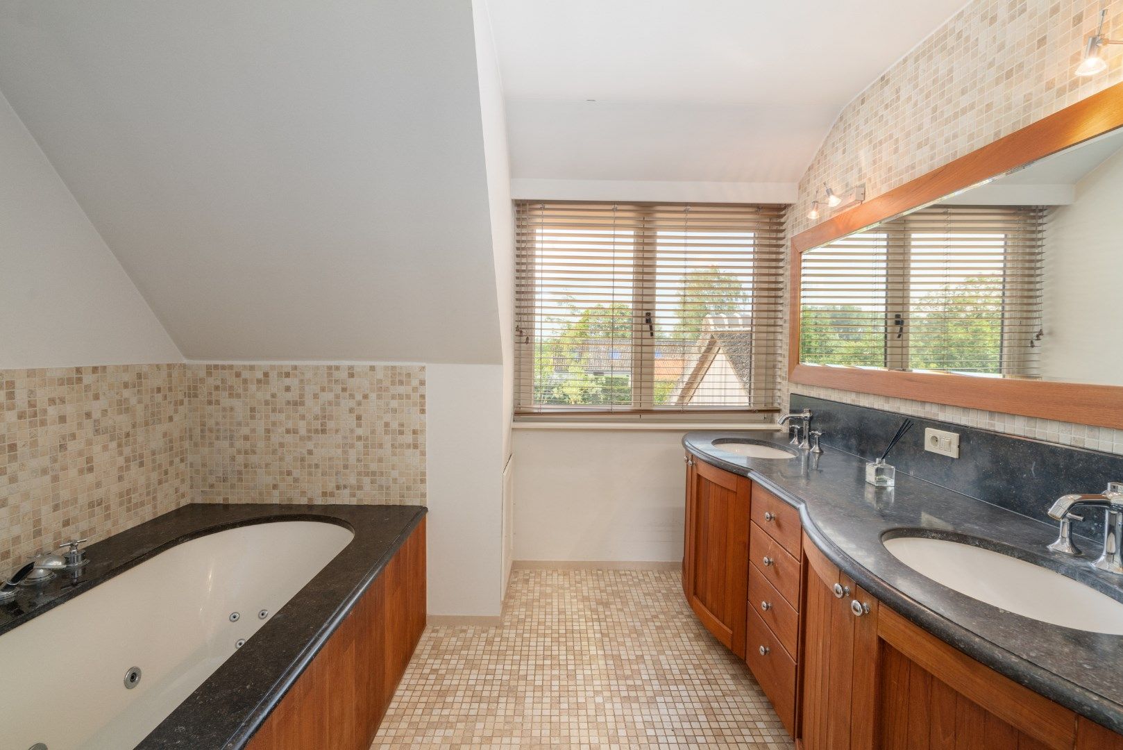 Subliem villa-landhuis met meerdere polyvalente bijhuizen, zwembad en open zichten. foto 17
