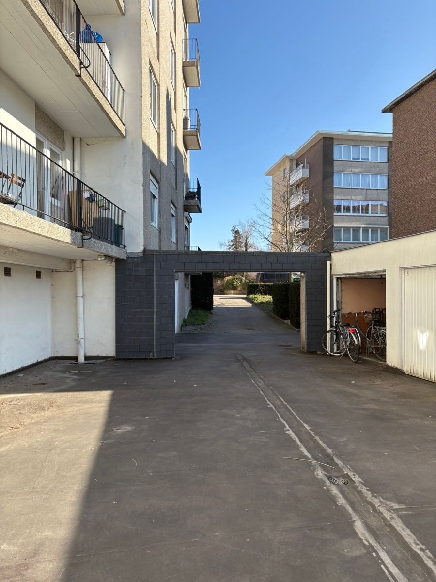 Ruime afgesloten garagebox, onmiddellijk beschikbaar. foto 4