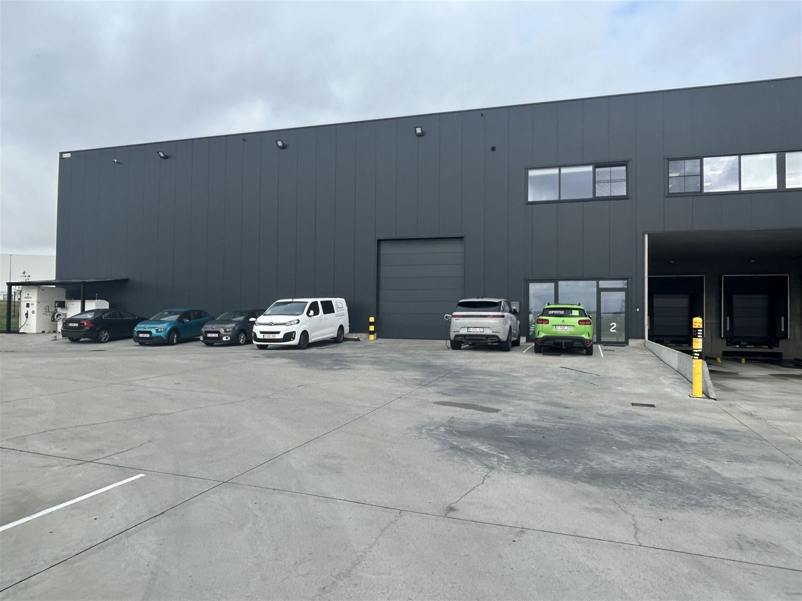 Loods met kade foto {{pictureIndex}}