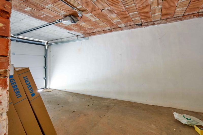 Roeselare-stadskern. Verder te renoveren project van 2 appartementen van +/-82m² en 2 garages op uitstekende ligging dichtbij 't station en alle voorzieningen ! Ideale investering !! foto 20