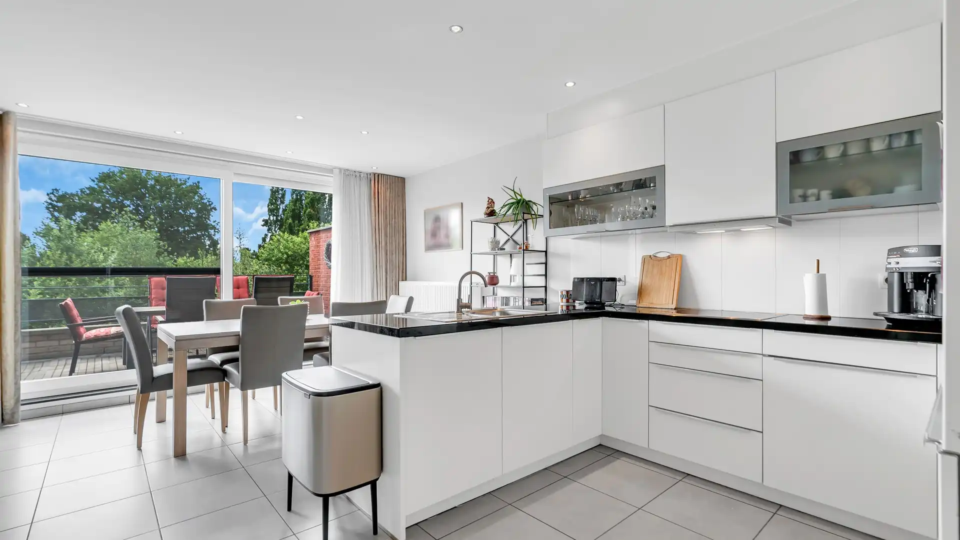 Lichtrijk, energiezuinig en instapklaar appartement met riant terras foto 6
