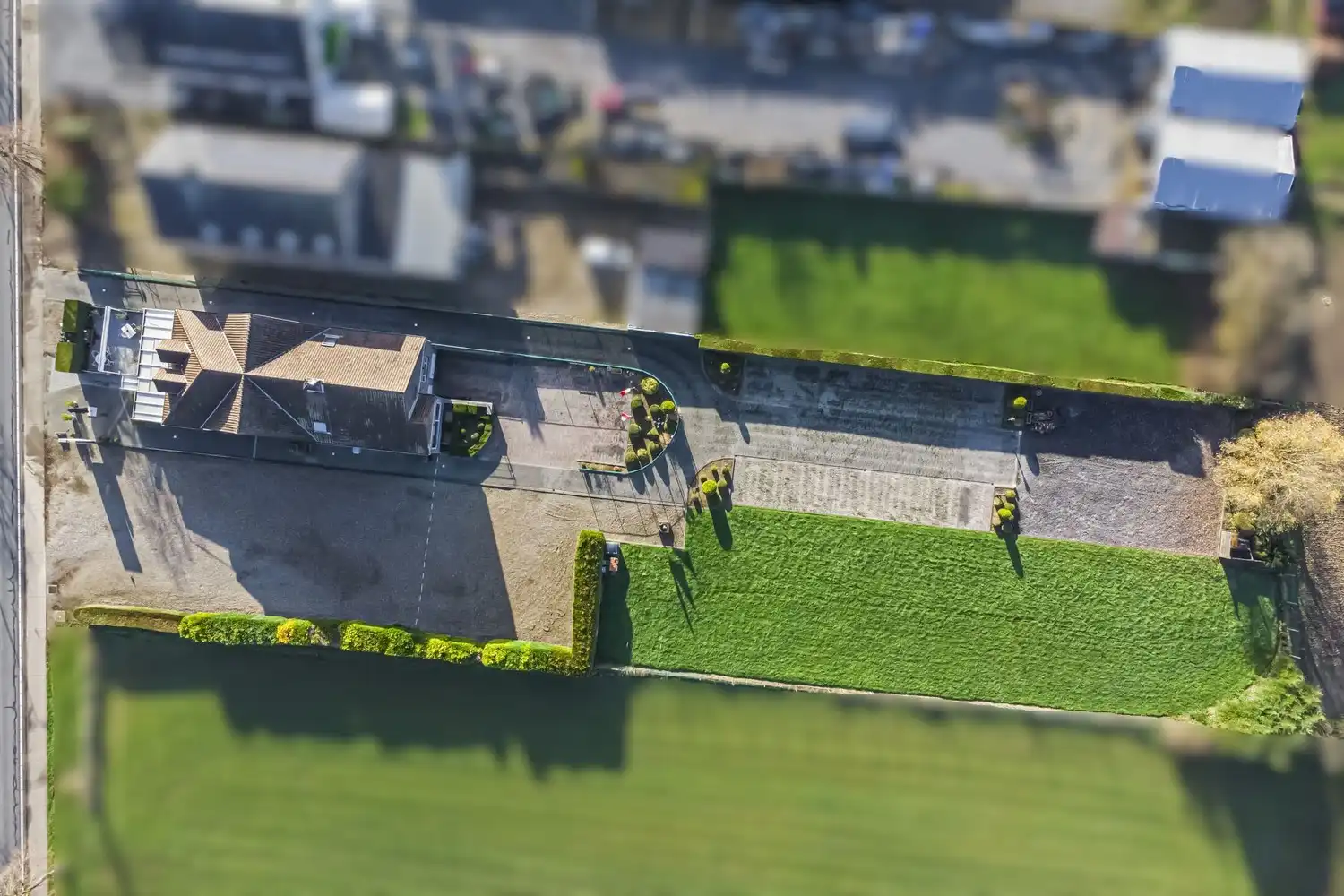 Bedrijfspand met woonst op perceel met commerciële mogelijkheden (ca. 38a) foto 2