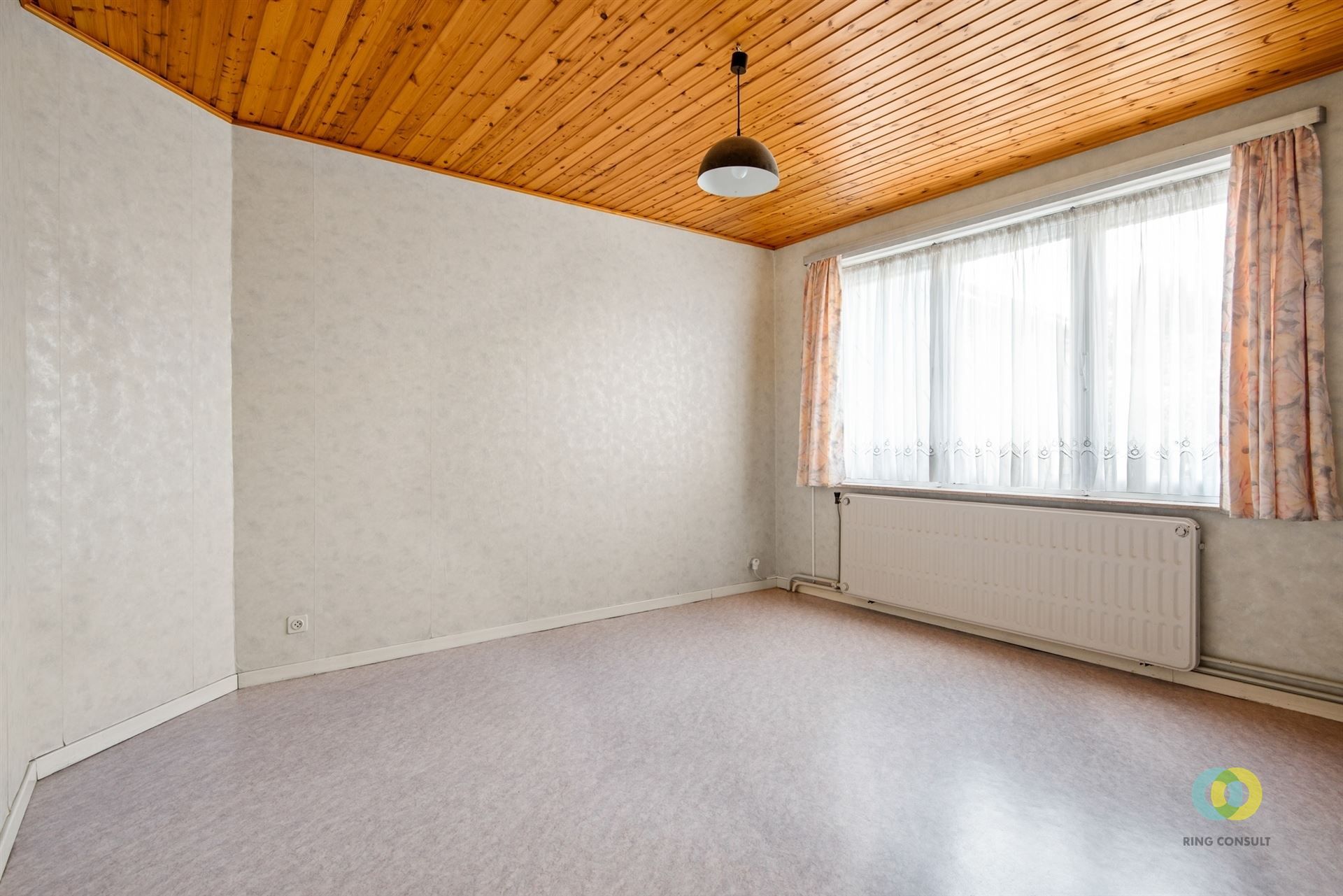 Op te frissen woning met tuin en potentieel foto 9