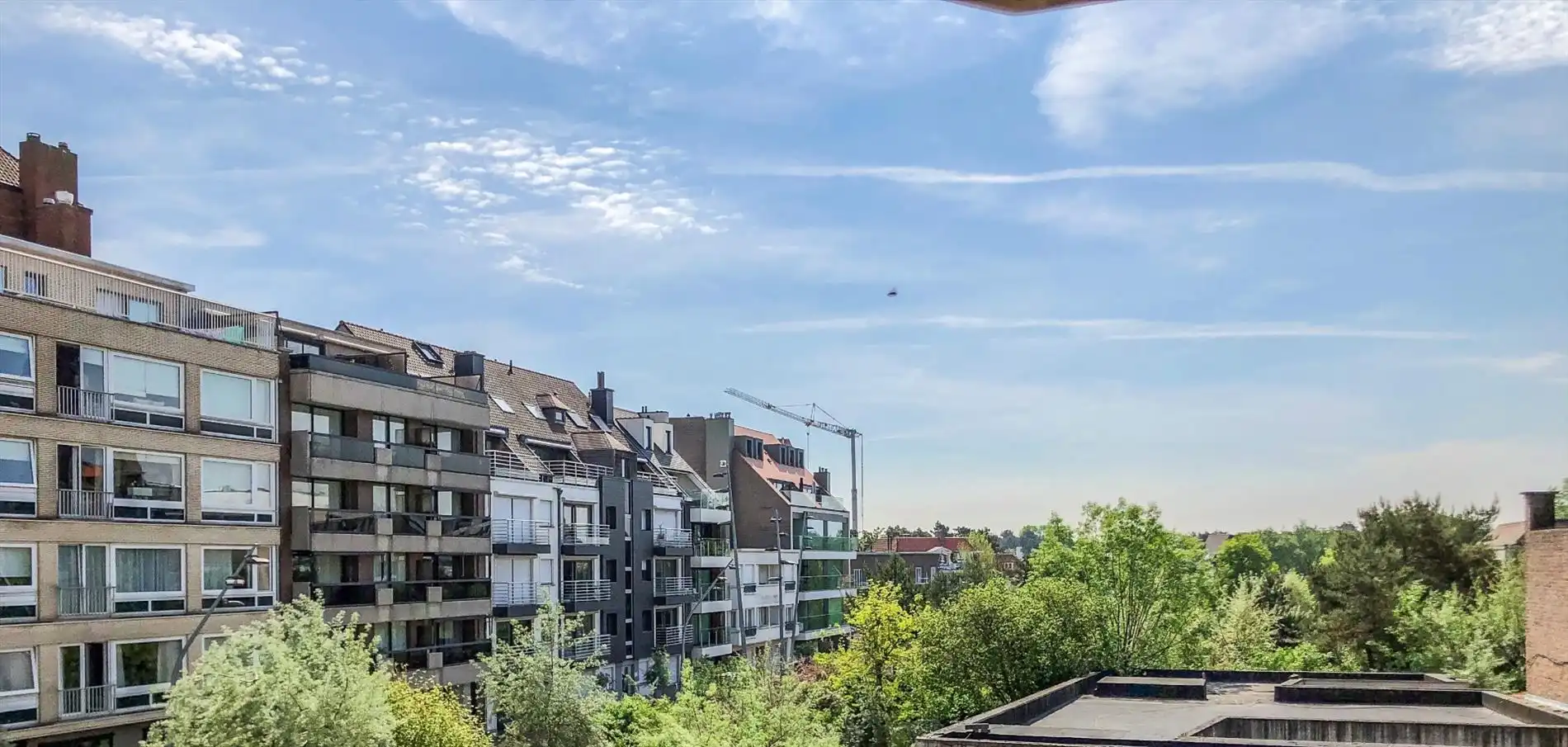 Luxueus gerenoveerd appartement met 2 zonnige terrassen en open zicht gelegen op de Dumortierlaan. foto 2