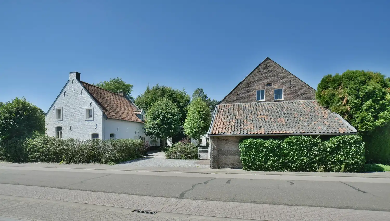 Karaktervolle hoeve met schuur, binnenkoer en prachtige tuin vlakbij Maastricht foto 3