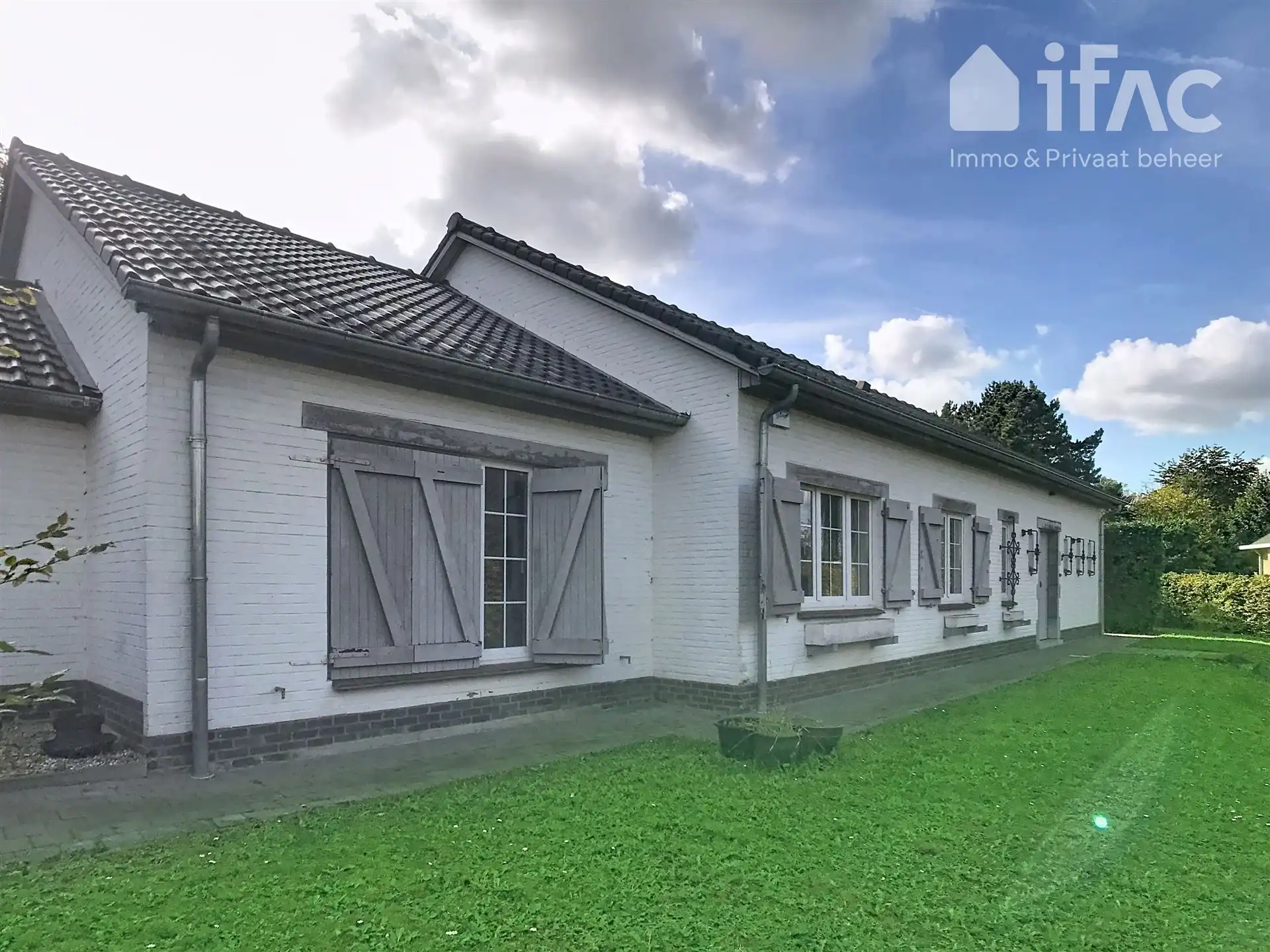 Rustig gelegen bungalow, 3slpks, 2badks foto {{pictureIndex}}