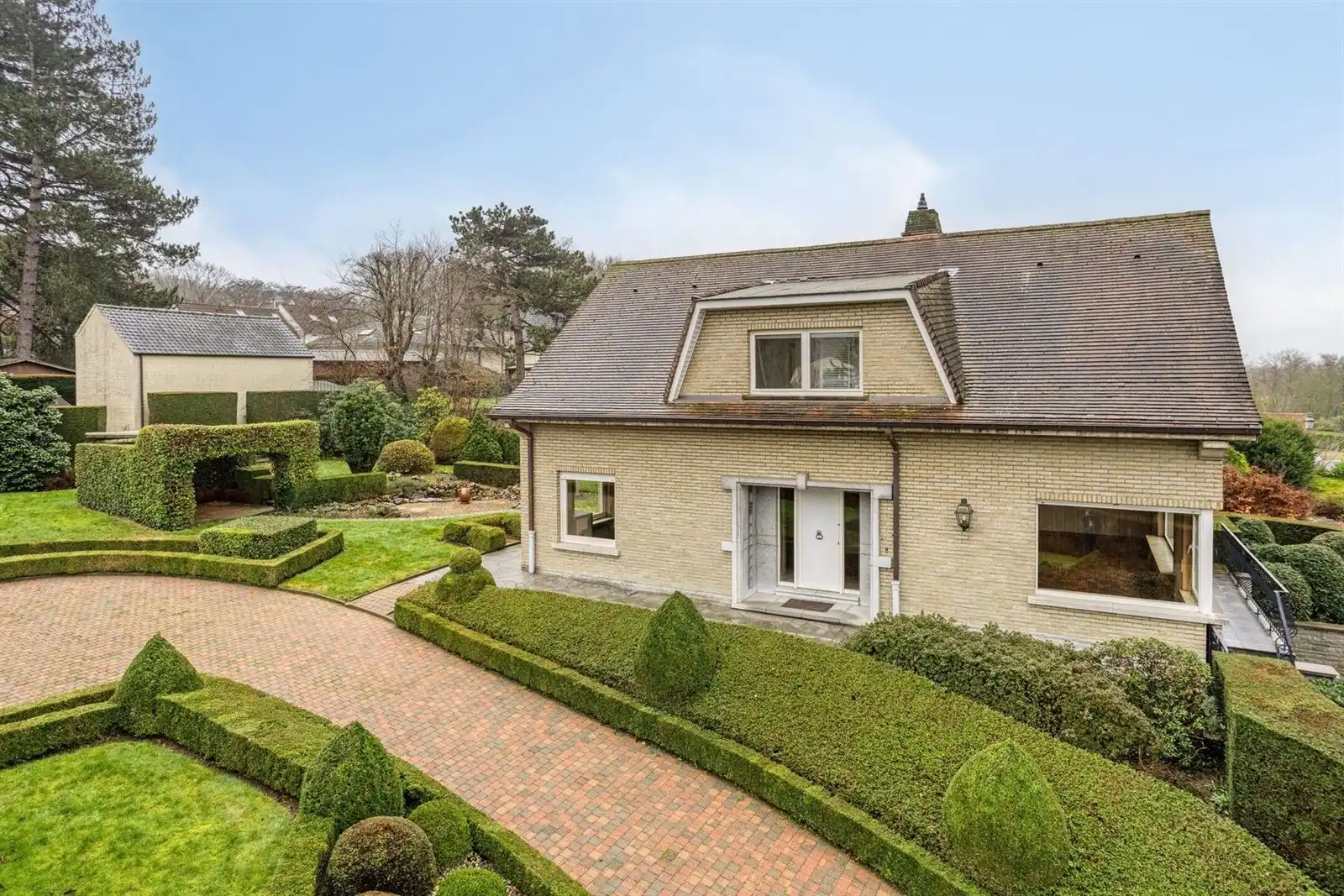 Zeer ruime villa (340m²) op een terrein van 7a38ca foto {{pictureIndex}}