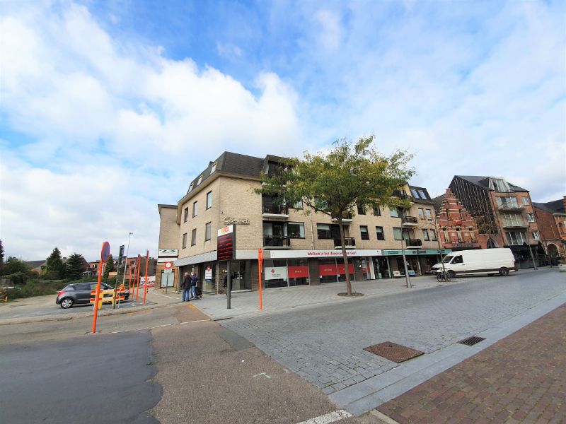 Bemeubeld 2 slpk-appartement (+-100m²) in hartje Geel met autostaanplaats en kelderberging foto {{pictureIndex}}
