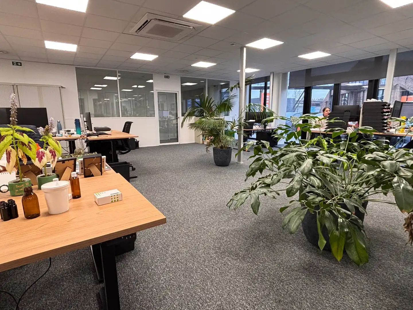 Modern en veelzijdig kantoorgebouw van 675m² te huur – Pottelberg foto 6