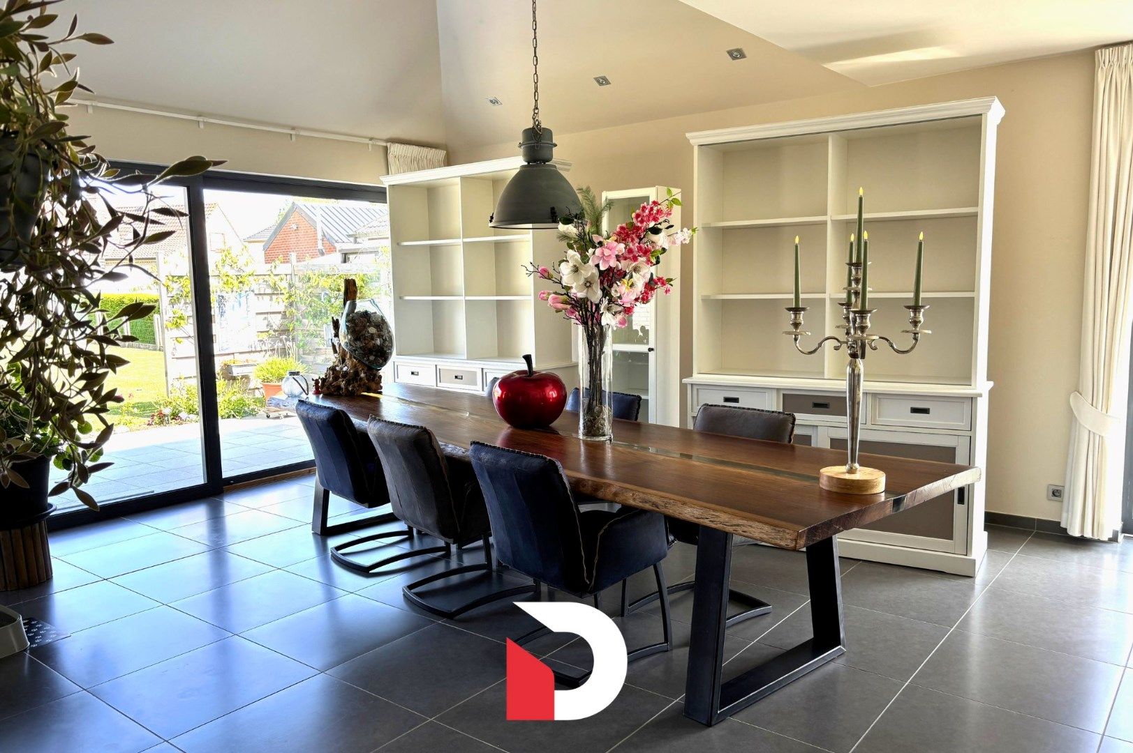 Halfopen woning met 3 slaapkamer, tuin en garage foto 3