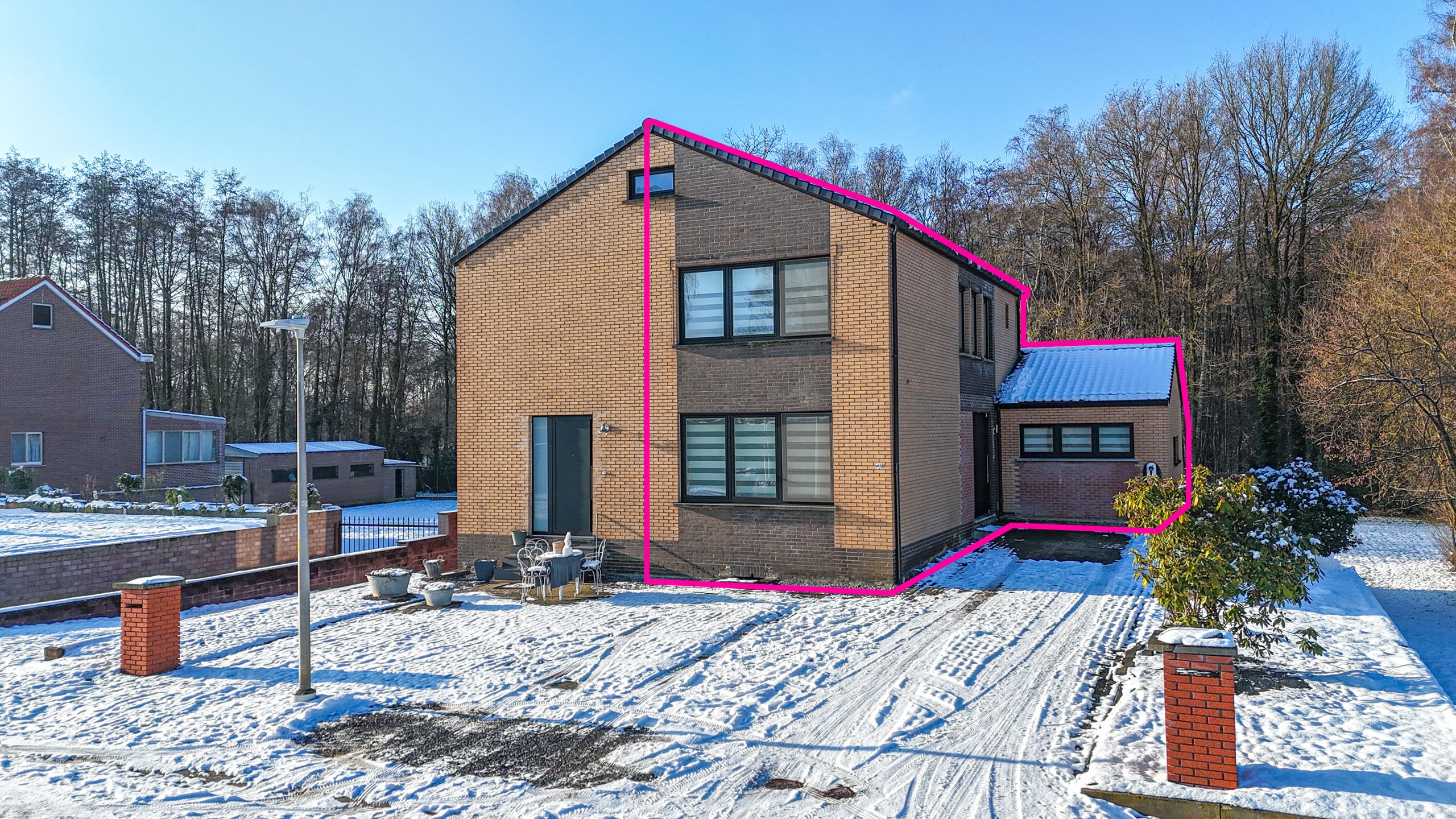 Instapklare halfopen bebouwing op topligging dicht aan natuurzone! foto {{pictureIndex}}