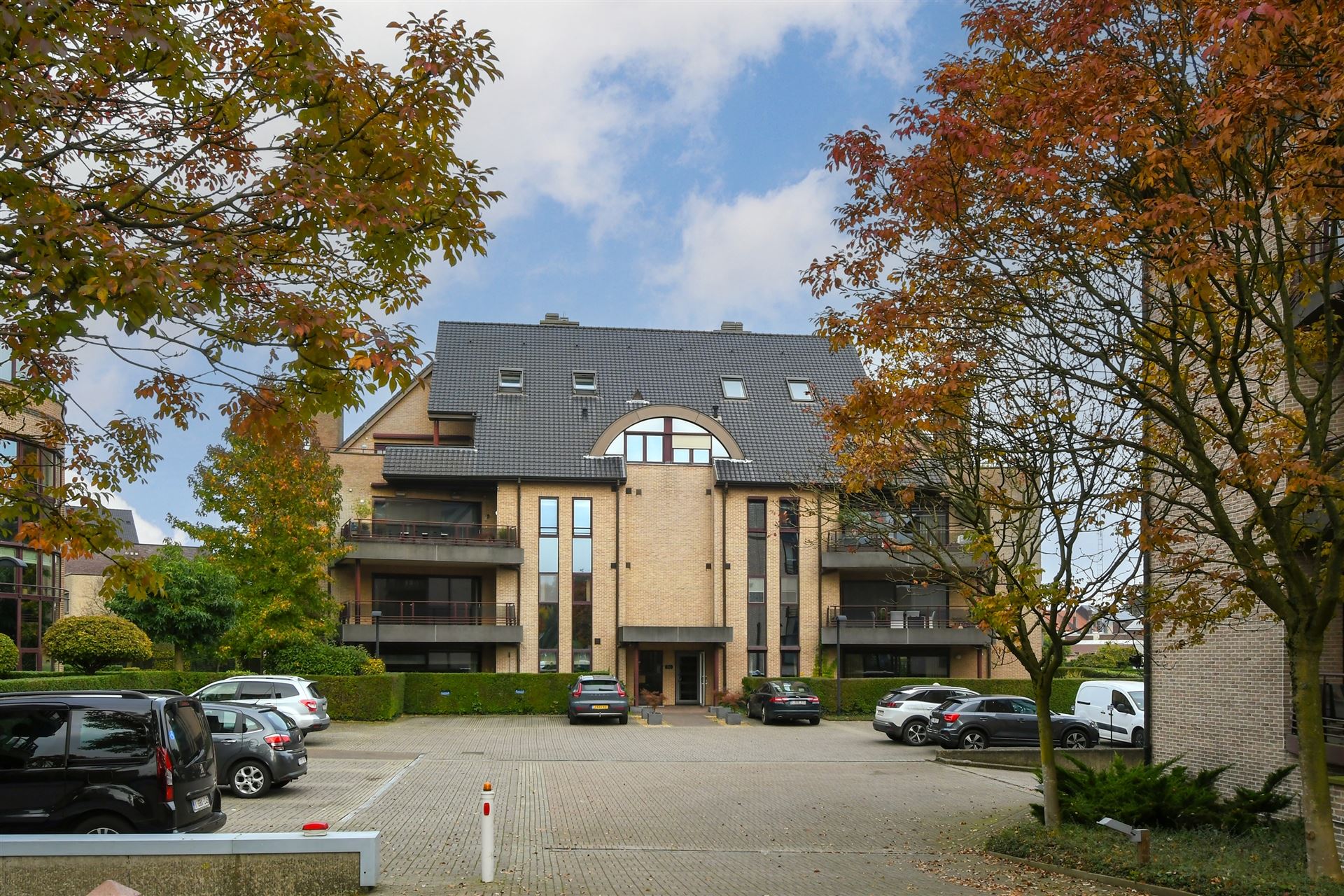 Luxueus en instapklaar appartement met 3 terrassen en ondergrondse garagebox in residentie “Leemhoek III” te Maaseik. foto 2