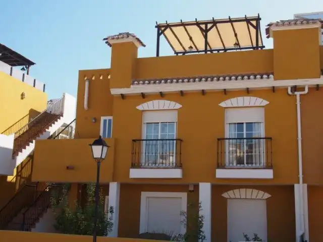 Instapklaar bemeubeld dakappartement foto {{pictureIndex}}