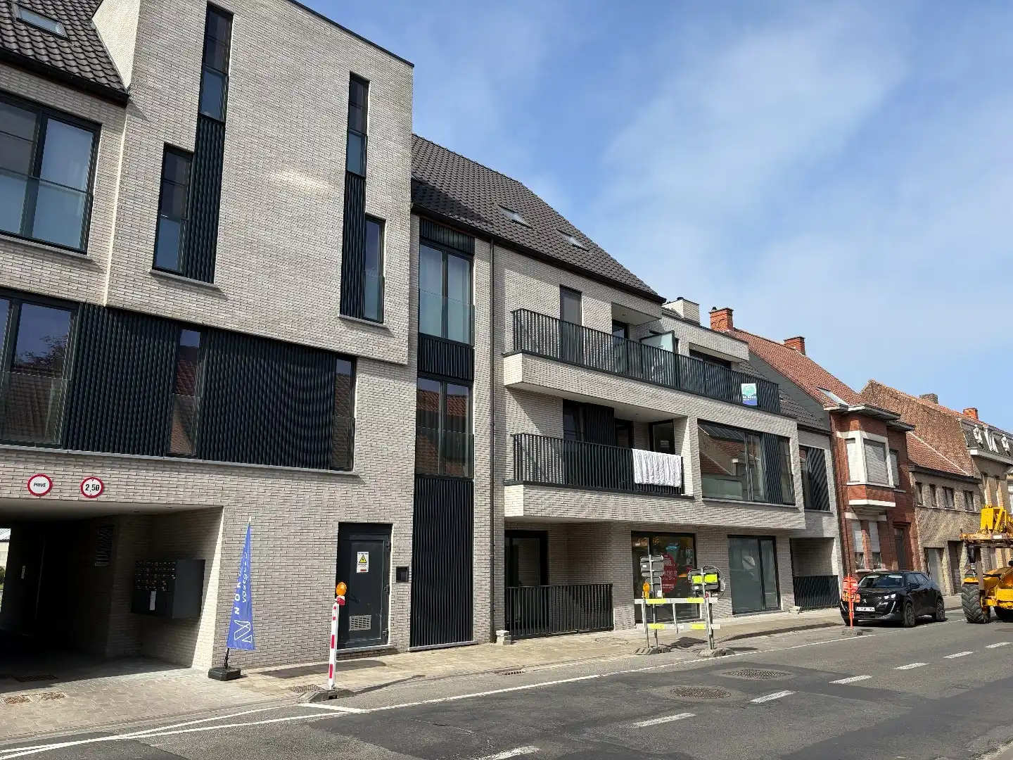 BEN appartement met aangenaam terras, 2 slks, autostaanplaats en direct instapklaar. foto {{pictureIndex}}