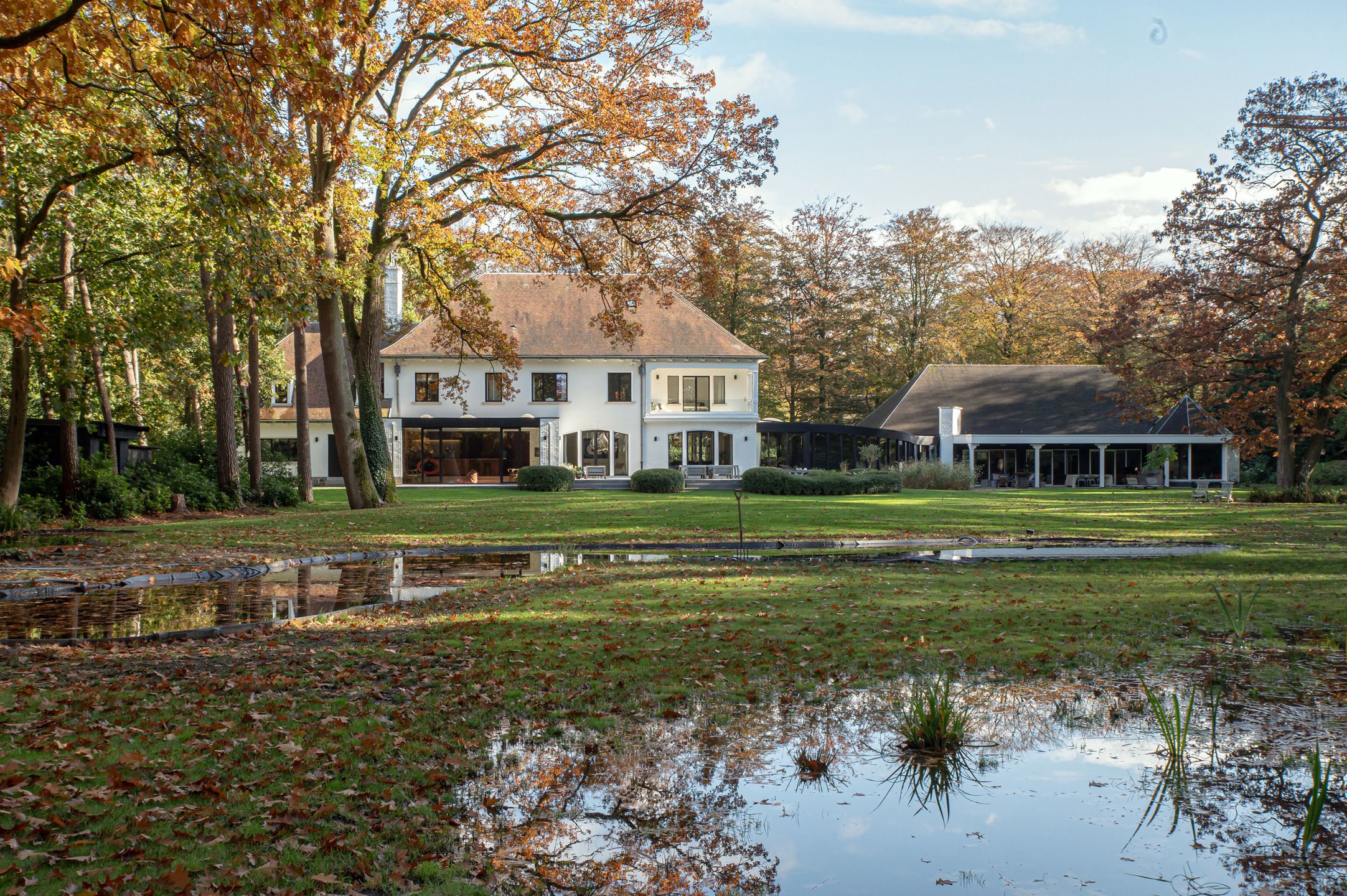 Prachtige recent totaal gerenoveerde villa op ca. 9.568 m² foto {{pictureIndex}}