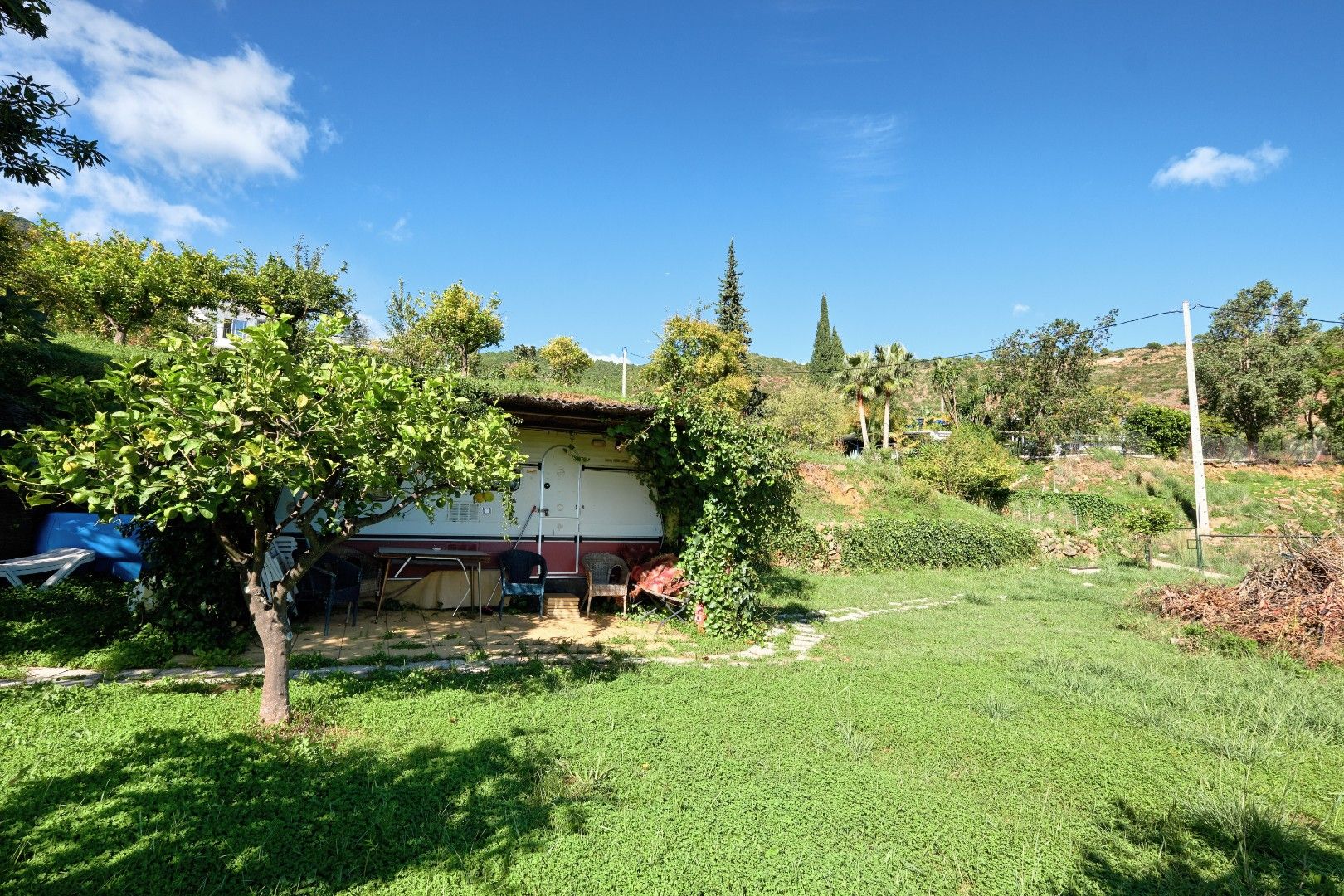 Finca dicht bij de Sierra Bermeja berg.  foto 40