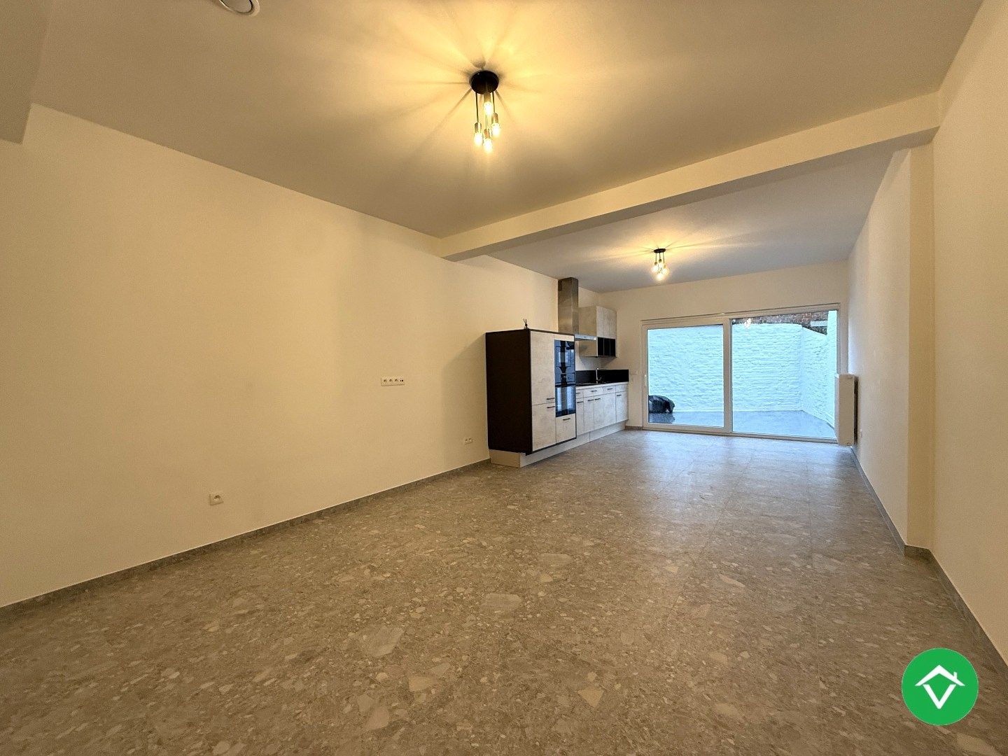 Volledig gerenoveerde rijwoning met 3 slaapkamers en terrastuin in centrum Roeselare foto 6