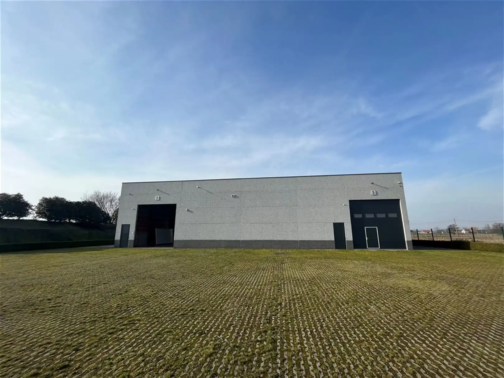 Magazijn + kantoor op zichtlocatie langs E17 foto {{pictureIndex}}