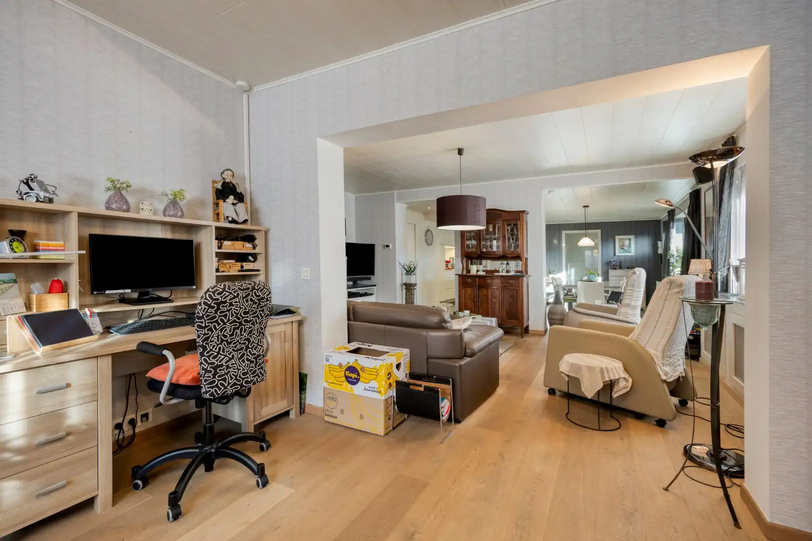 Ruim ingedeelde woning met o.a. 4 slpks op een rustig gelegen perceel van 1.069 m². foto 4