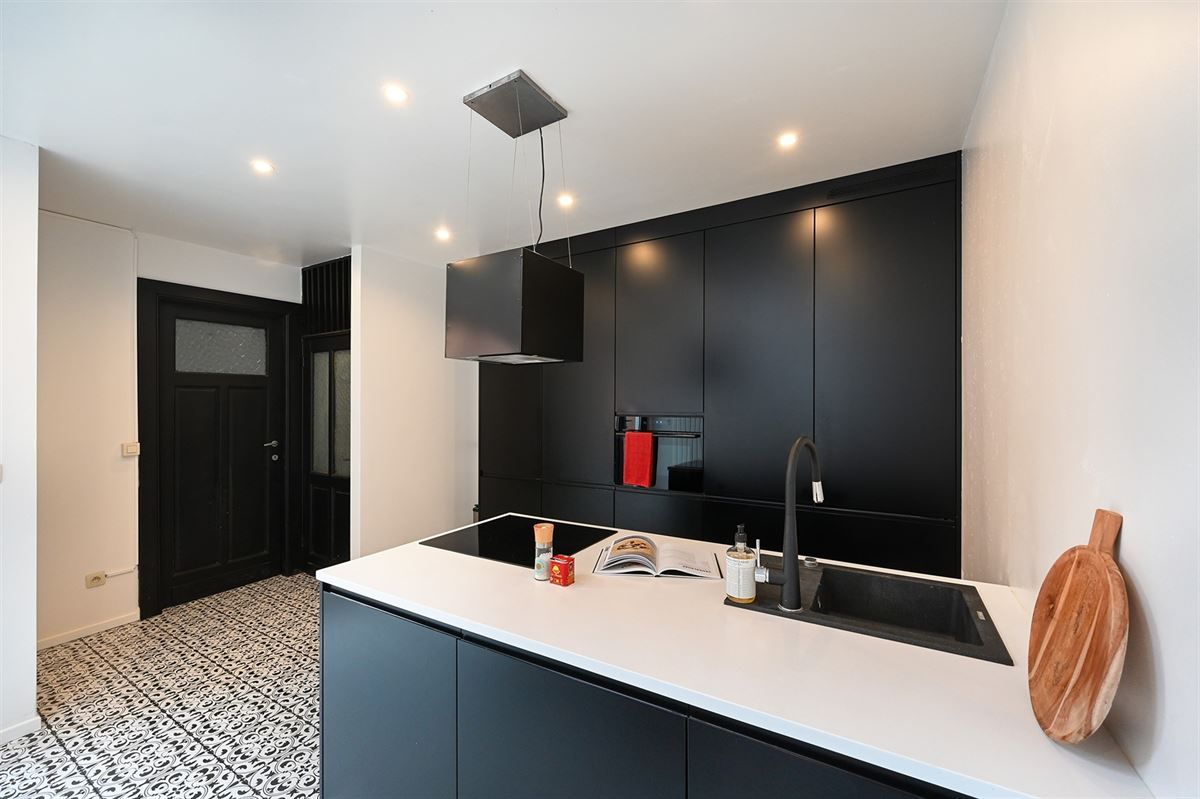 Gerenoveerde woning met leuke authentieke elementen foto 4