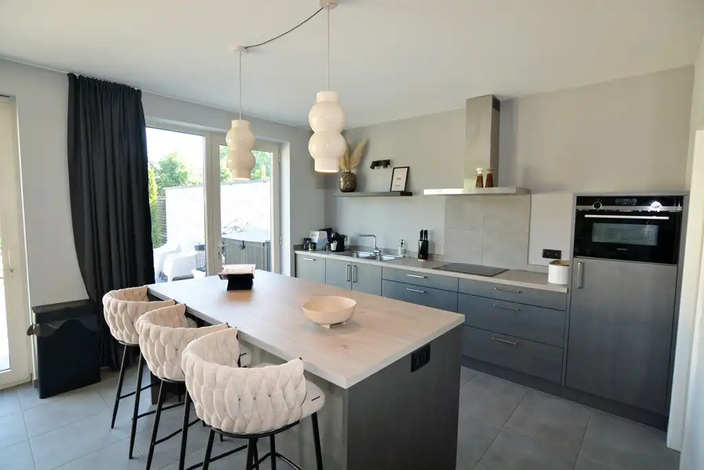 Gelijkvloers appartement met 2 slpk, ruim terras, tuin en 2 autostandplaatsen. foto 13