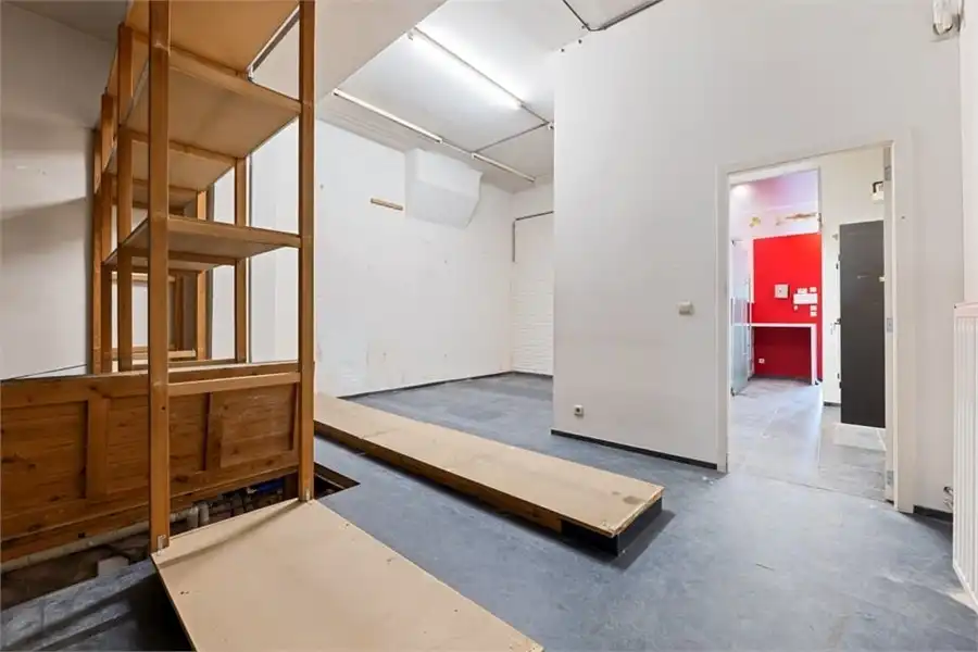 RUIME HANDELSRUIMTE TE HUUR OP DE GROTE MARKT IN SINT-TRUIDEN foto 21