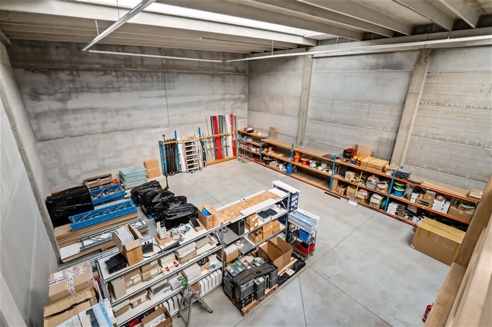 Magazijn met kantoren te koop langs R4 in Merelbeke-Melle foto 5