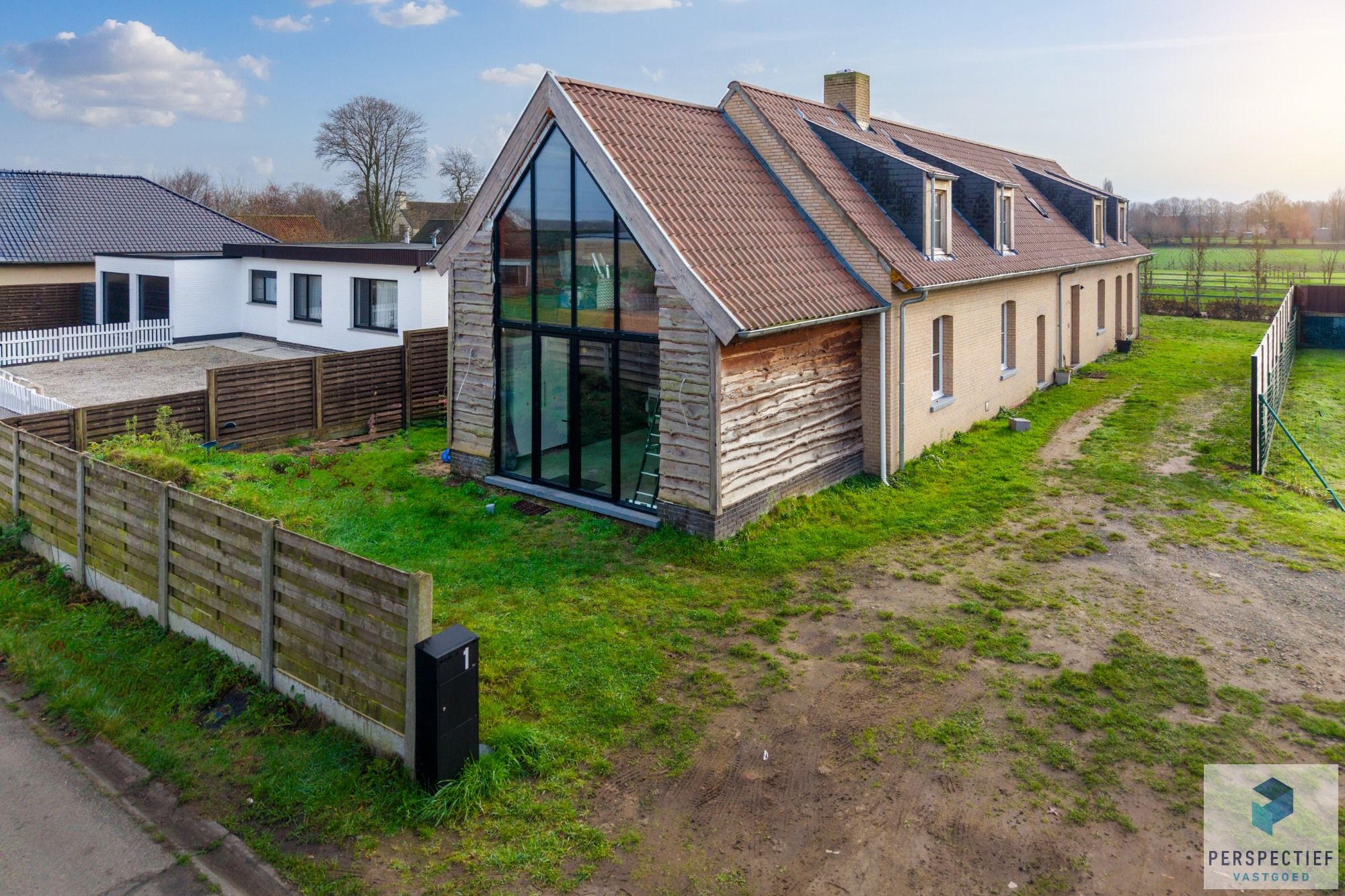 VERDER AF TE WERKEN WONING met PRAKTIJKRUIMTE,  4 SLPKS en TUIN foto {{pictureIndex}}