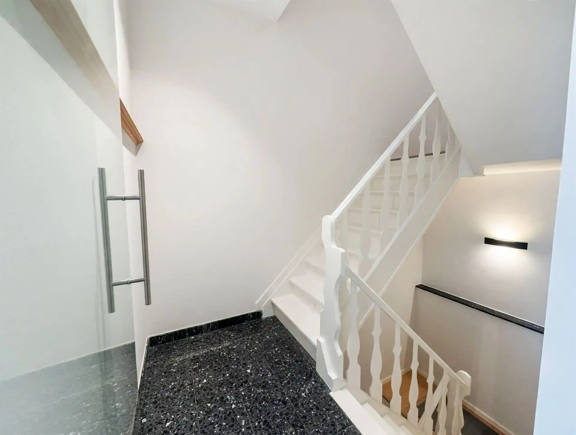 Prachtig gerenoveerde woning op toplocatie aan het Keizersplein in Aalst foto 11