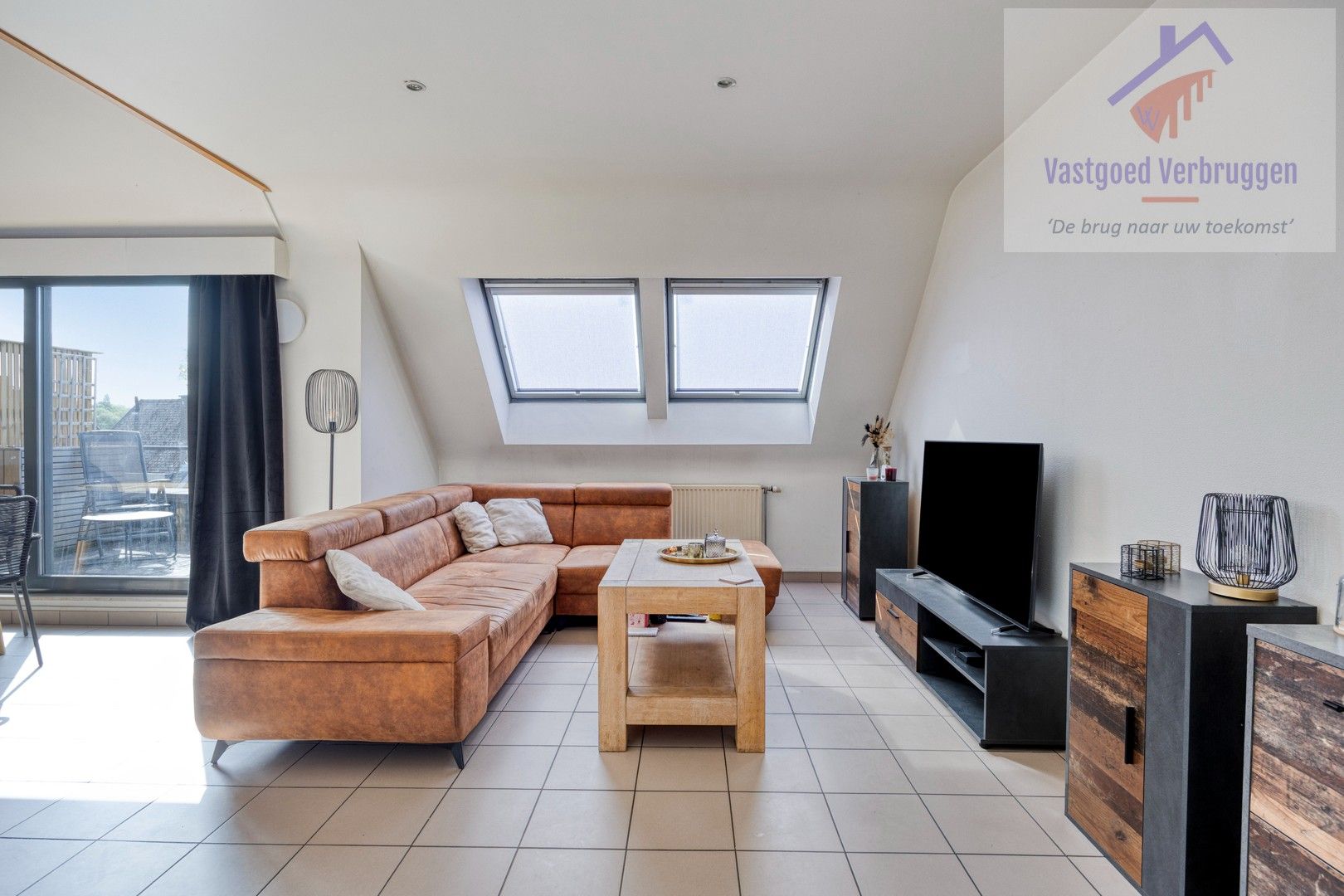 Instapklaar ruim 3 slpk duplex-penthouse met 2 terrassen in centrum van Erembodegem foto 3