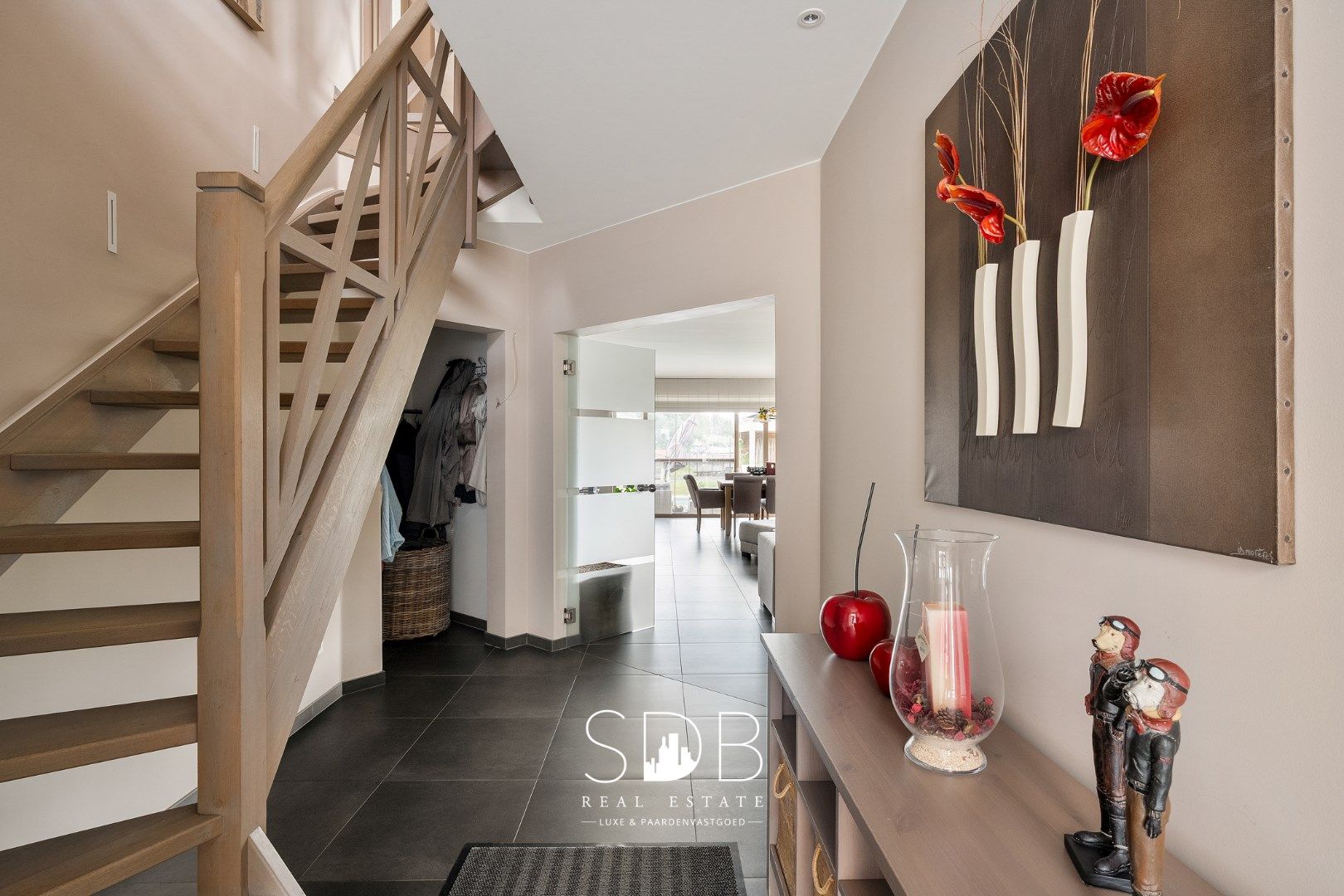 Moderne villa met gezinstuin en zwembad op 1.685m²  foto 2