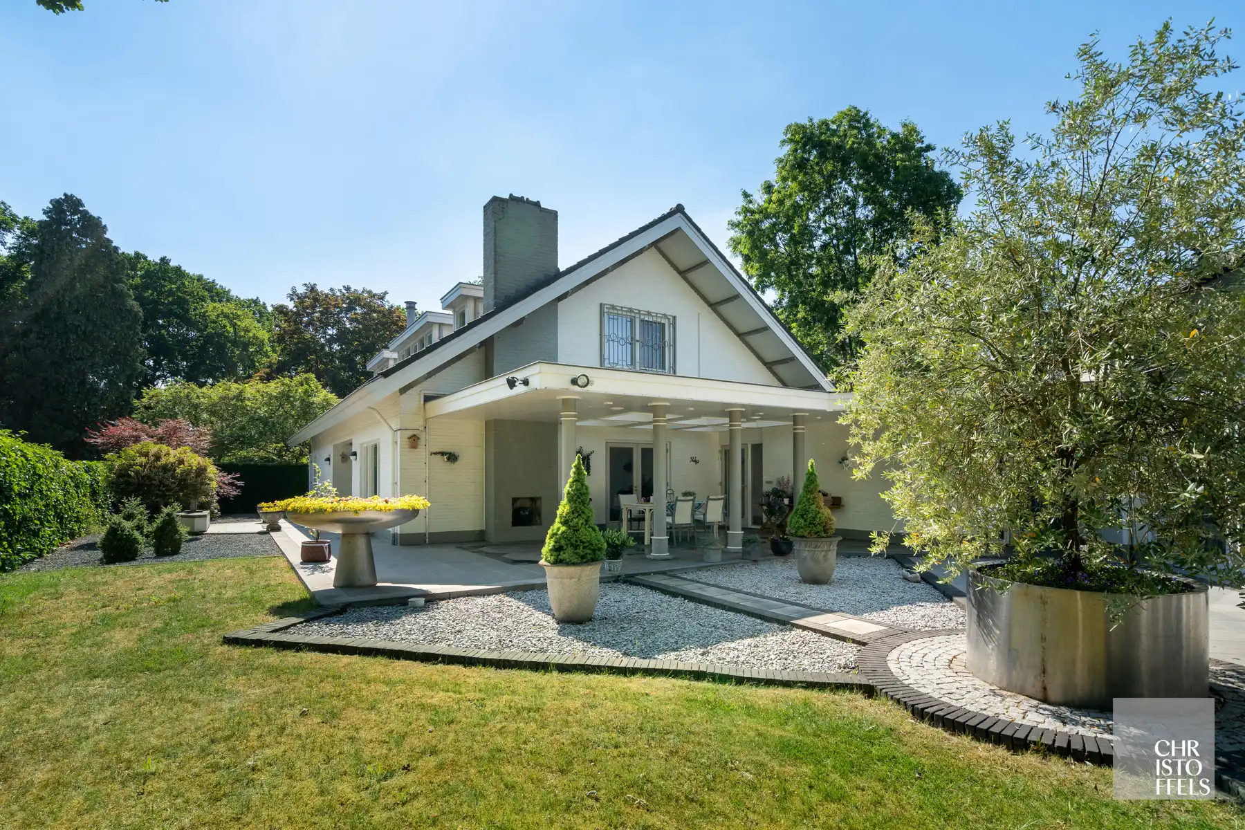 Villa met binnenzwembad gelegen in een geliefde villawijk op een perceel van 1.757m² foto 2