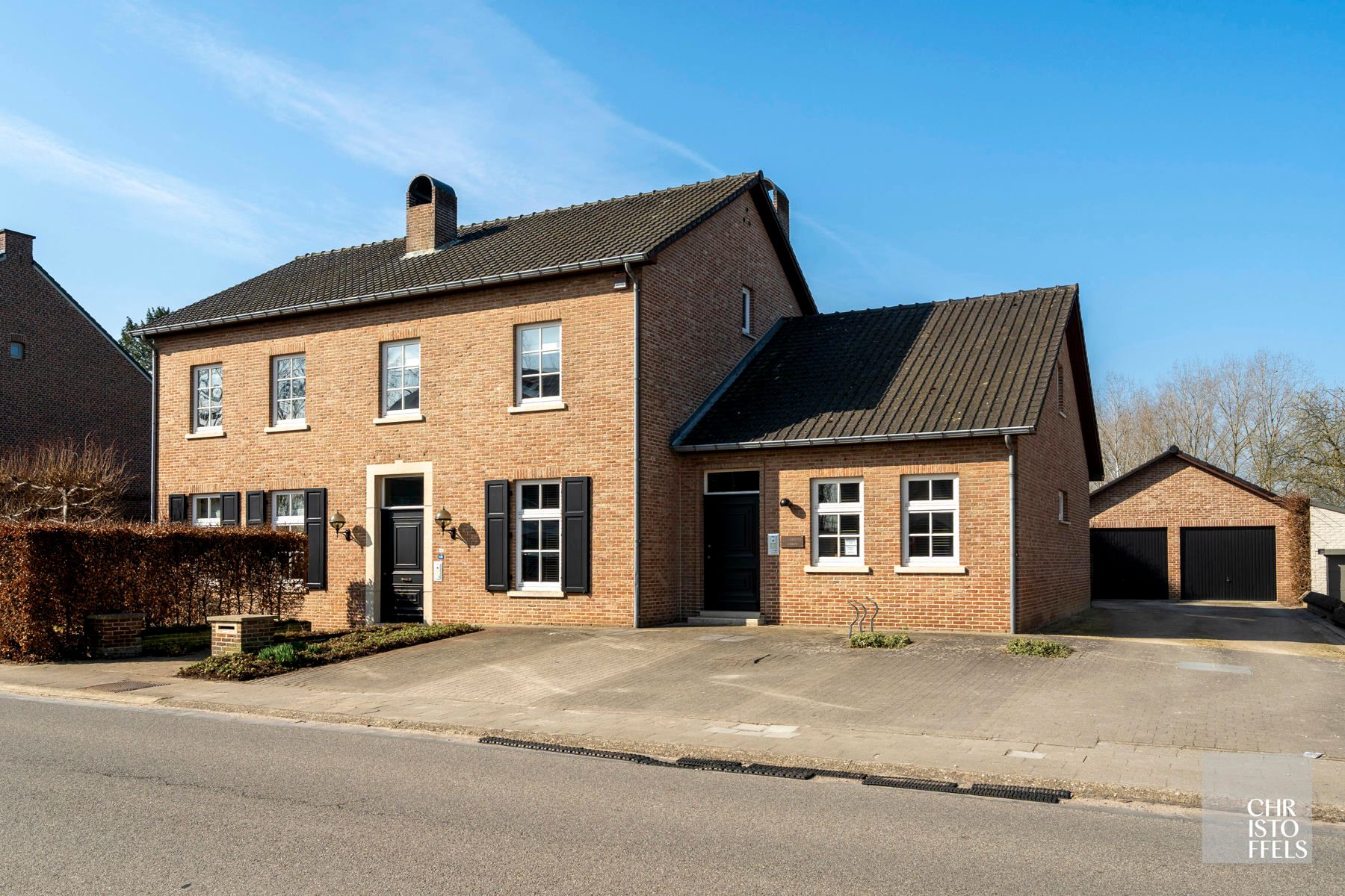 Riante vrijstaande woning mét praktijkruimte in het centrum van Opgrimbie!  foto 2