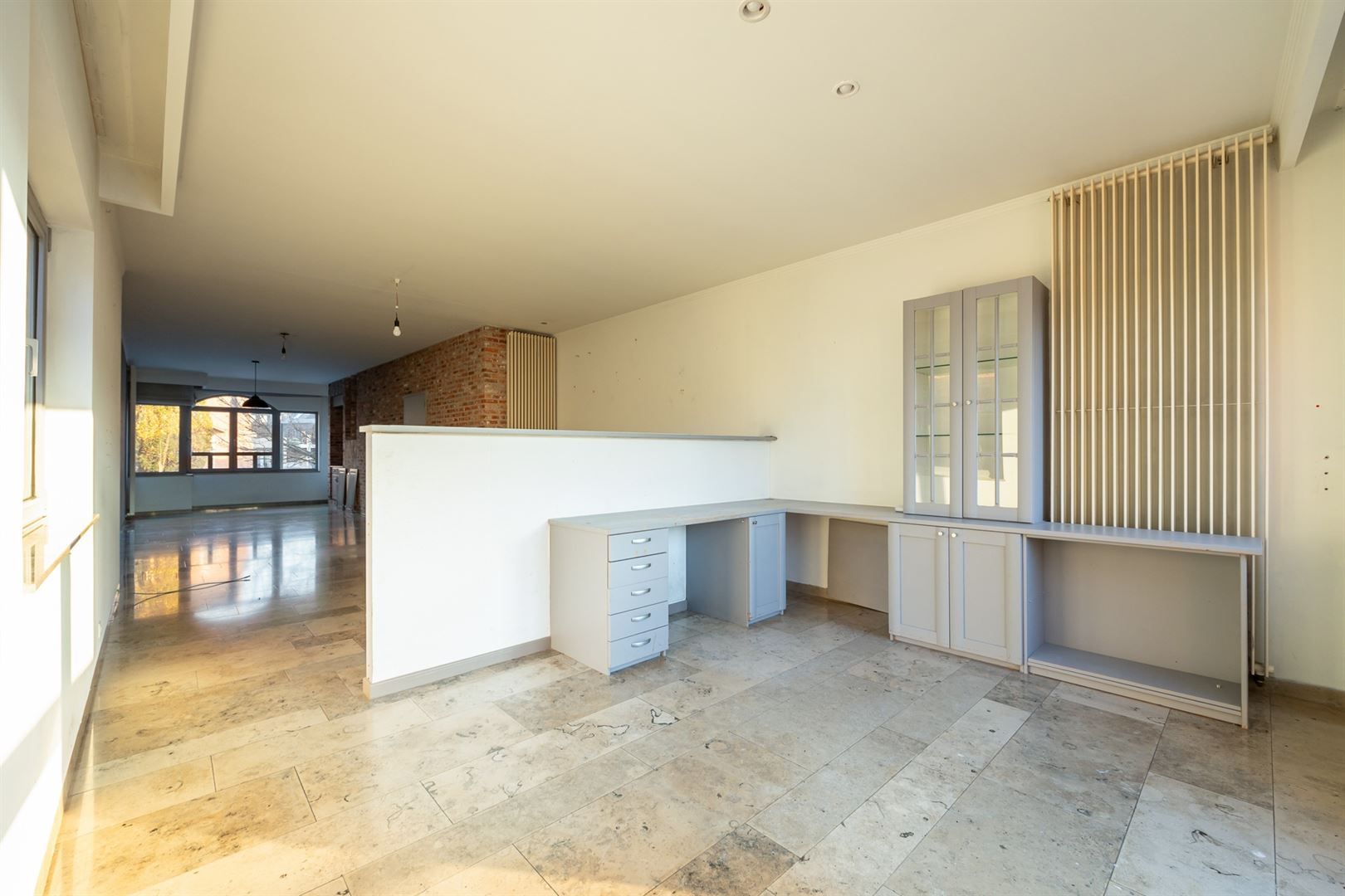 Hedendaagse commerciële ruimte met appartement foto 14