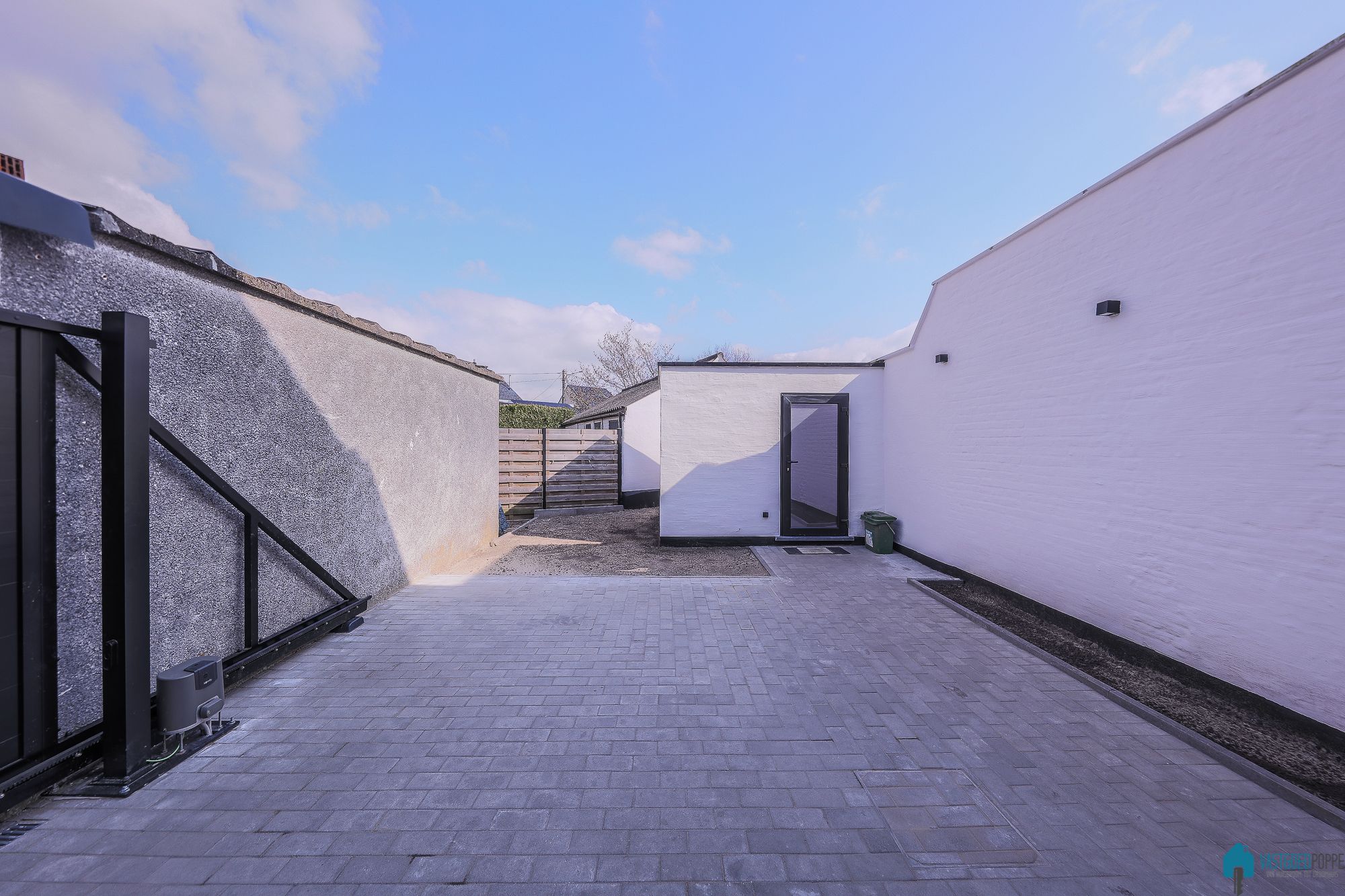 KWALITATIEF GERENOVEERDE ÉÉNGEZINSWONING MET TERRAS & TUIN foto 3
