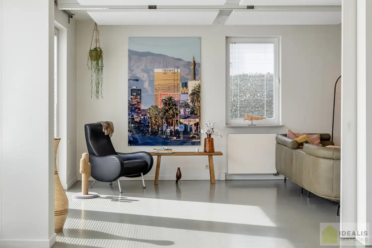 STATIG, STRAK EN UITERST RUIM COMPLEX MET HOOGSTAANDE AFWERKING EN OOG VOOR DETAIL. MOMENTEEL VOORZIEN VAN 3 SLAAPKAMERS, RIANTE LEEFRUIMTES ÉN UNIEKE LANDSCAPE KANTOORRUIMTES OP RESIDENTIËLE DOCH GUNSTIGE LOCATIE!! Dit exclusieve complex omvat maar liefst +-400m² netto bewoonbare oppervlakte! Kenmerkend aan dit statige pand is de unieke voorgevel die bezet is met keramische kunst van Pieter Stockmans. Gelegen op een residentiële locatie in een rustige woonstraat doch op enkele minuten van het centrum van Genk! foto 12