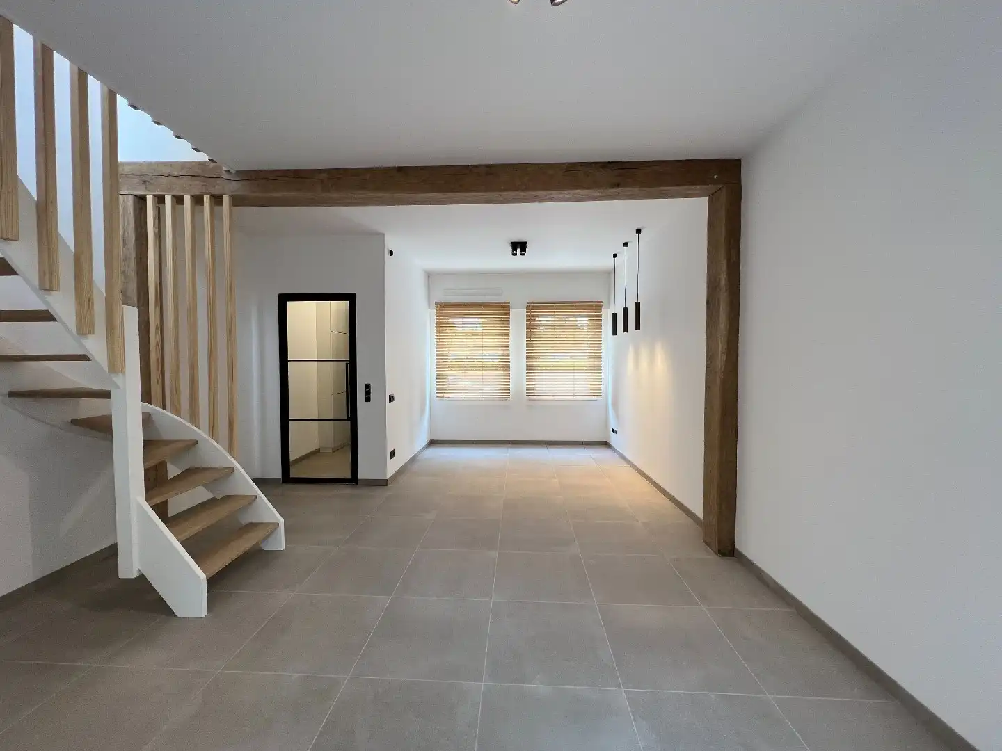 Gezellige, gerenoveerde woning met 2 slaapkamers te Ieper foto 3