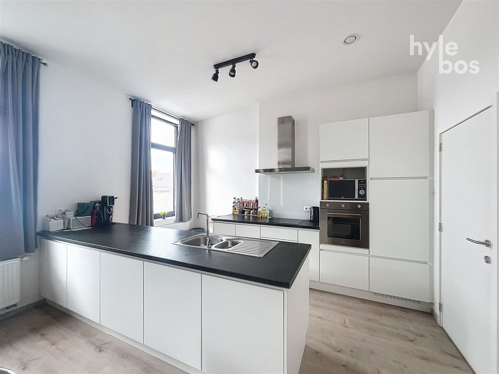 Instapklaar 2 slaapkamer appartement met ruim terras foto 5