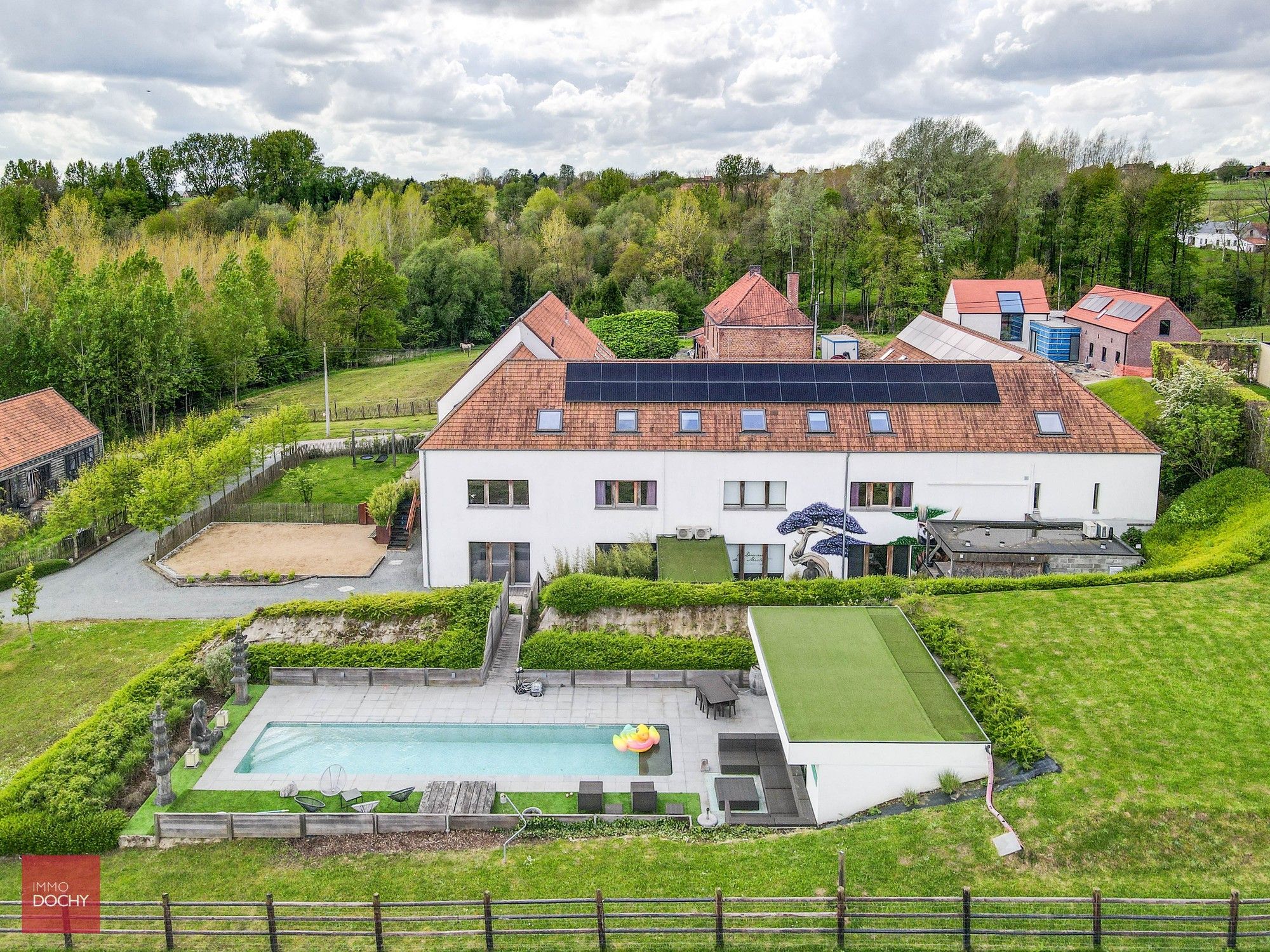 Volledig uitgeruste en energiezuinige vierkantshoeve (B&B) met paardenfaciliteiten in de Vlaamse Ardennen (kant Brakel) foto {{pictureIndex}}