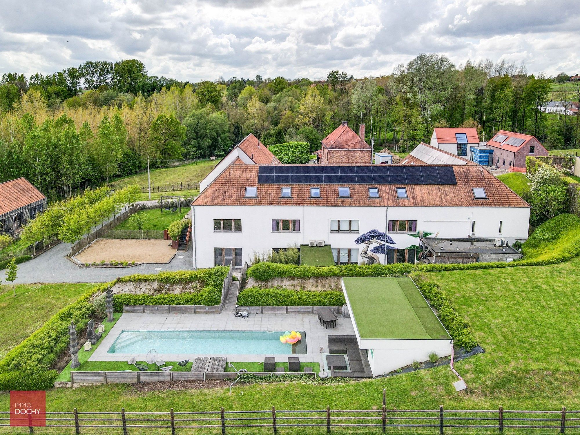 Volledig uitgeruste en energiezuinige vierkantshoeve met paardenfaciliteiten in de Vlaamse Ardennen (kant Brakel) foto {{pictureIndex}}