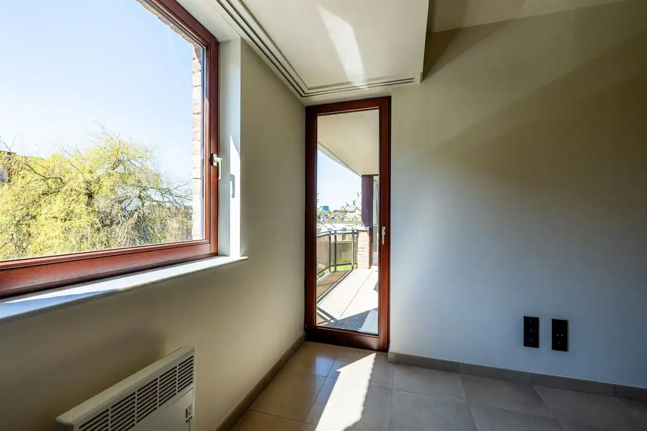 Vernieuwd app, twee slaapkamers, terras en garage foto 19