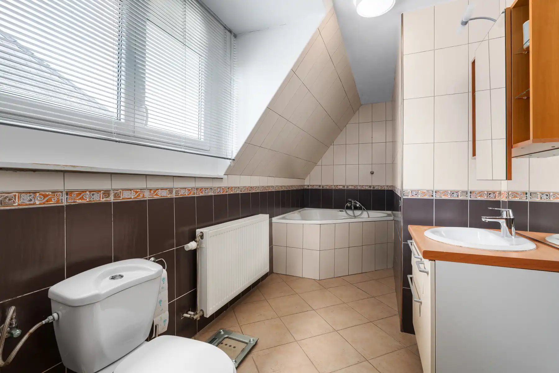 Gezinswoning met 2 slaapkamers, zolder, grote tuin en garage foto 22